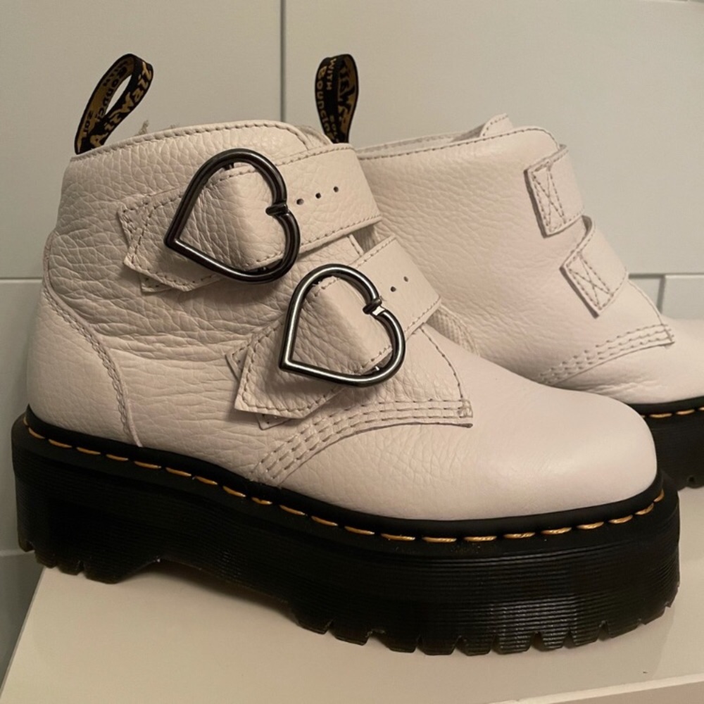 Genuine Dr. Marten Devon heart boot size 6. - Picture 3 of 8